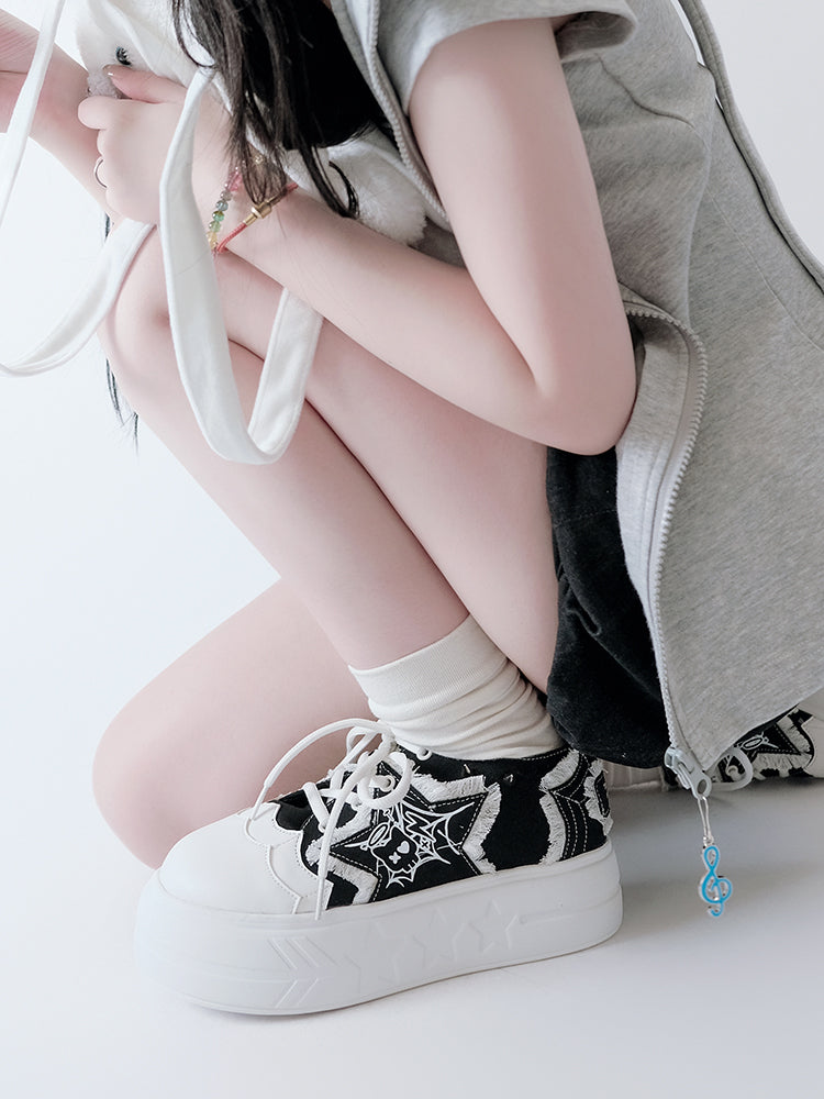 Schwarze Plateau-Sneaker mit Stern-Applikation