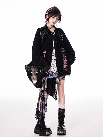 Jeansjacke, verblasste Waschung, Vintage-Kragen, rosa Leopardenmuster, schwarzes Hemd