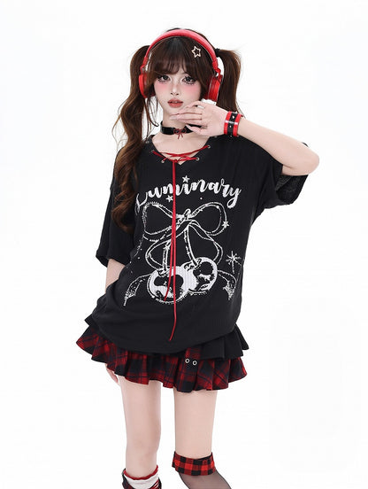 Print T-Shirt mit V-Ausschnitt Schnürung am Ausschnitt Schwarz/Weiß Kirschdetail