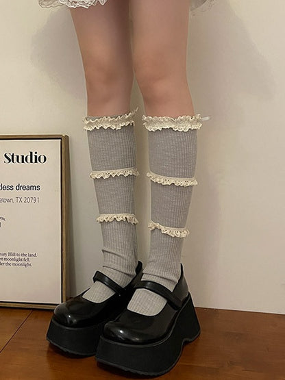ホワイト/ダークグレーのスイートフリルカフスカーフソックス