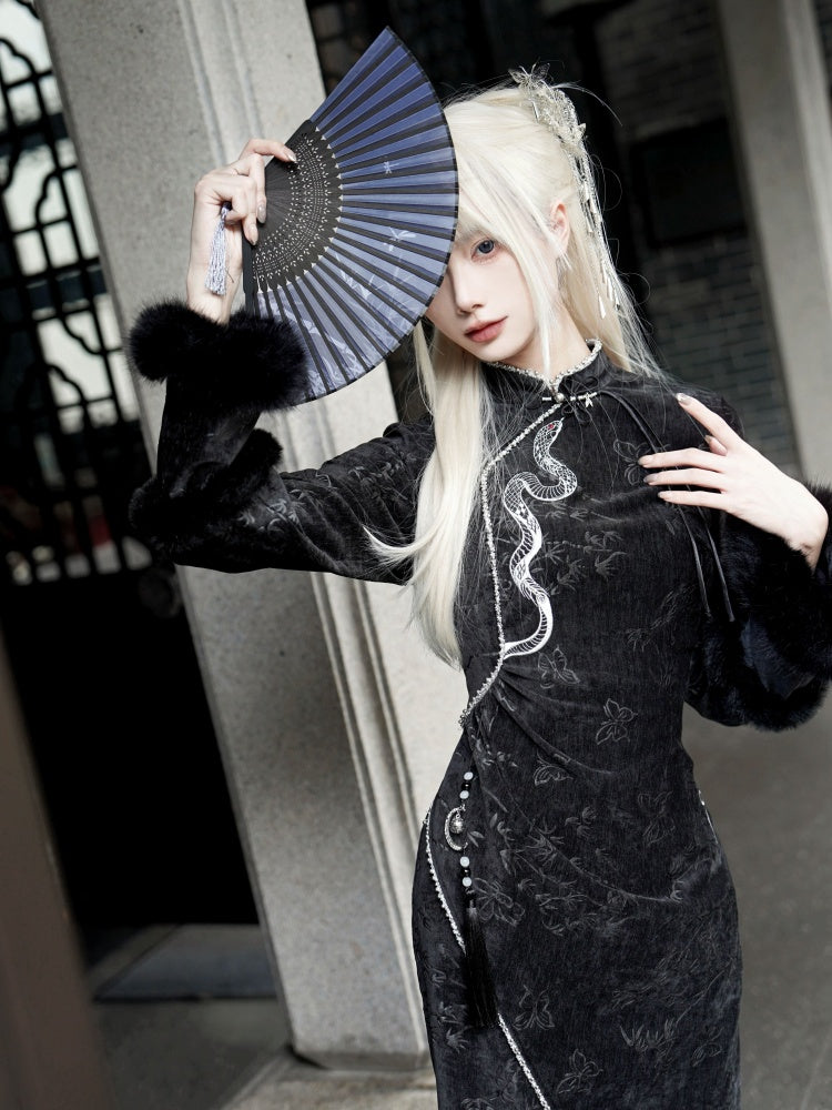 黒のプラッシュカフス、銀色の蛇の刺繍、蝶と竹の葉のチーパオ生地