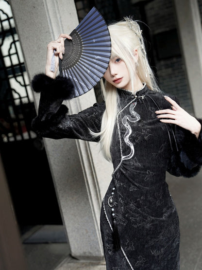 黒のプラッシュカフス、銀色の蛇の刺繍、蝶と竹の葉のチーパオ生地