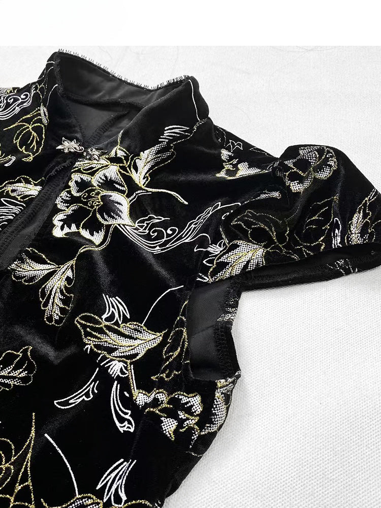 Schwarzes Qipao-Kleid aus Samt mit Blumenstickerei, Ausschnittdetail und Knotenknopf