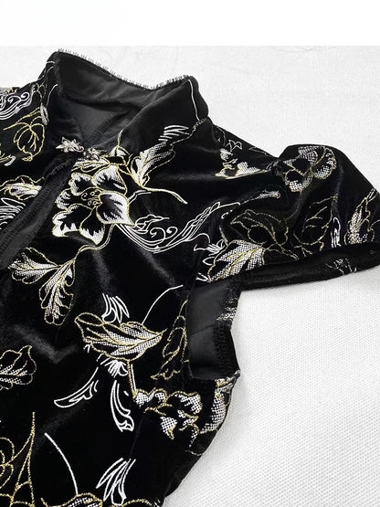 Schwarzes Qipao-Kleid aus Samt mit Blumenstickerei, Ausschnittdetail und Knotenknopf