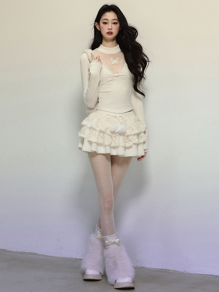 Weißes, eng anliegendes Langarm-Top mit Illusionsausschnitt und Schmetterlingsakzenten