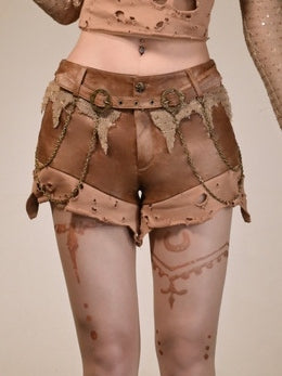 ウエストブラウンのダメージ加工ローウェイストランドパンクショーツ（チェーンアクセント付き）