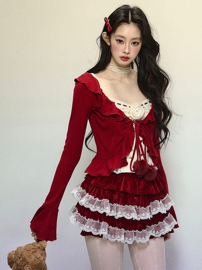 Roter kurzer Cardigan mit V-Ausschnitt, selbstbindenden Trägern und Rüschenbesatz