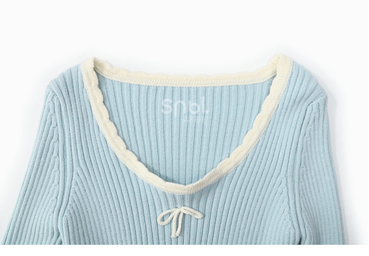 Blaues, schmal geschnittenes Strickoberteil mit Rundhalsausschnitt und Schleifendetails