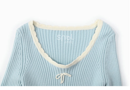 Blaues, schmal geschnittenes Strickoberteil mit Rundhalsausschnitt und Schleifendetails