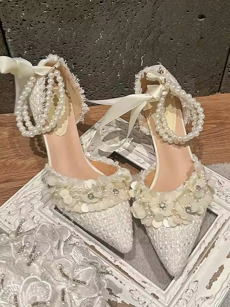 ベージュのポインテッドトゥ、花柄ハイヒール（ビーズチェーン付き）