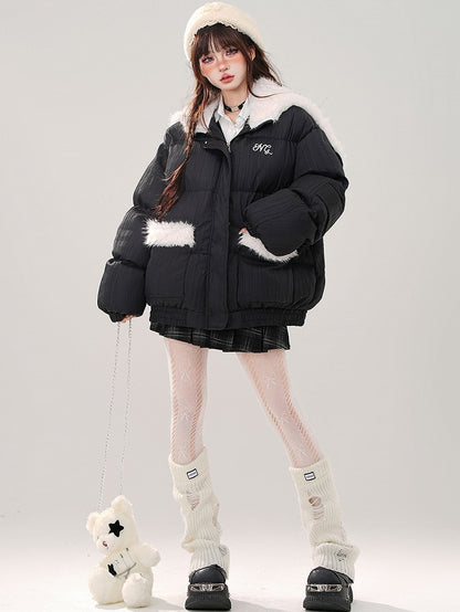 Pufferjacke mit Plüschkapuze und schwarzen Buchstaben