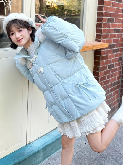 Blauer süßer Daunenmantel mit Lammapplikation und Schleife
