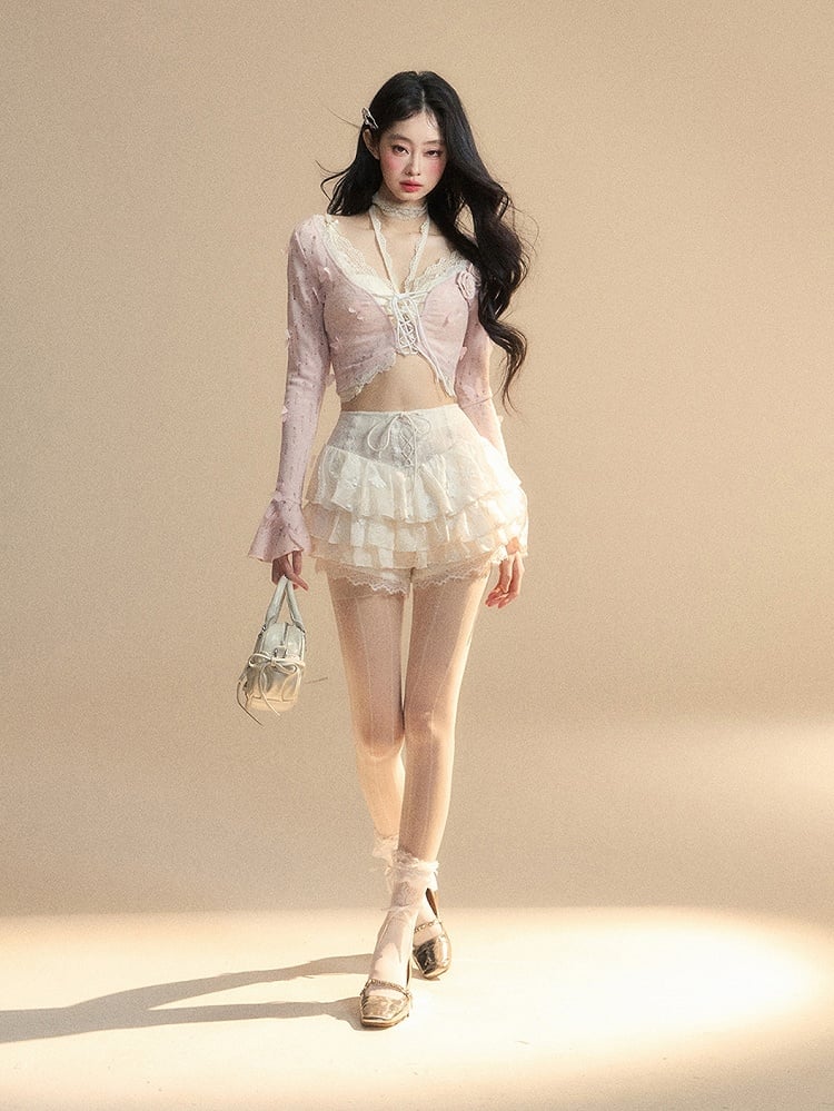 クロップド丈トップ、花柄、ピンクのベルスリーブ、バタフライ、華やか、トップに装飾レース付き