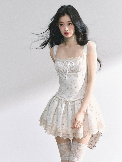 Weißes ärmelloses Kleid mit quadratischem Ausschnitt und Spitzenbesatz und Blumenmuster