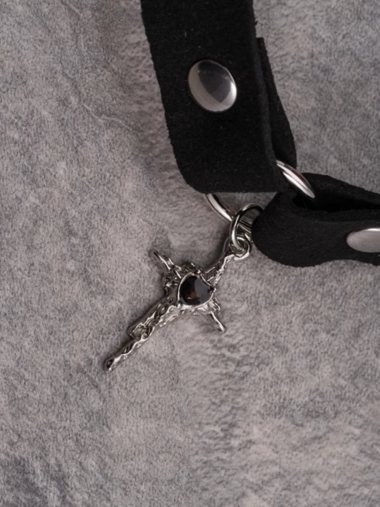 Schwarzes Gothic-Halsband mit Kreuzanhänger