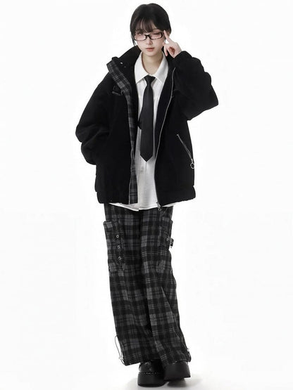 Schwarze Kapuzenjacke mit Schlangenmuster und überkreuzten Schnallenriemen