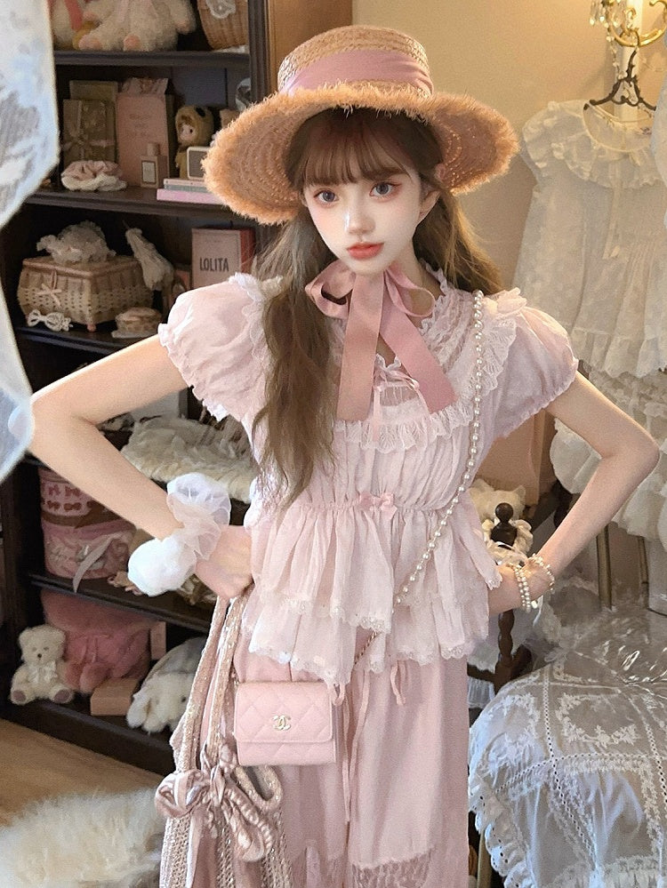 Spitzenbesatz am Saum mit Schößchenoberteil und rosa Puffärmeln