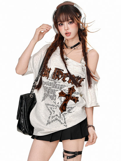 Grau/braunes T-Shirt mit asymmetrischem Ausschnitt und Leoparden-Buchstaben-Applikationen