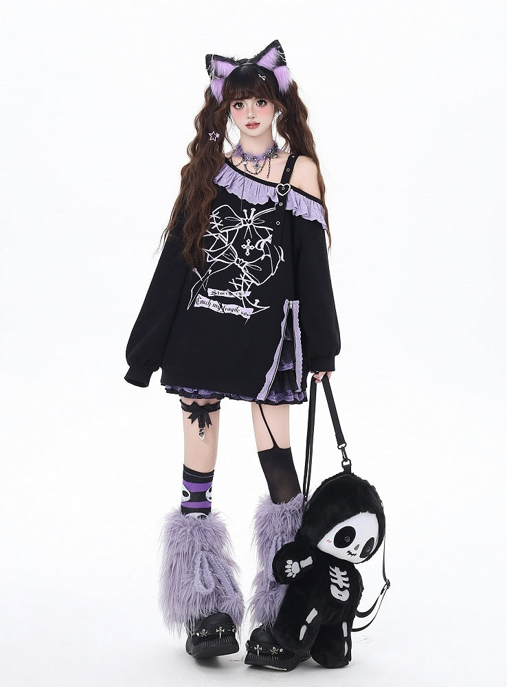 Schwarzes Sweatshirt mit asymmetrischem Ausschnitt, Rüschen, lila Spitzenbesatz und Seitenschlitz