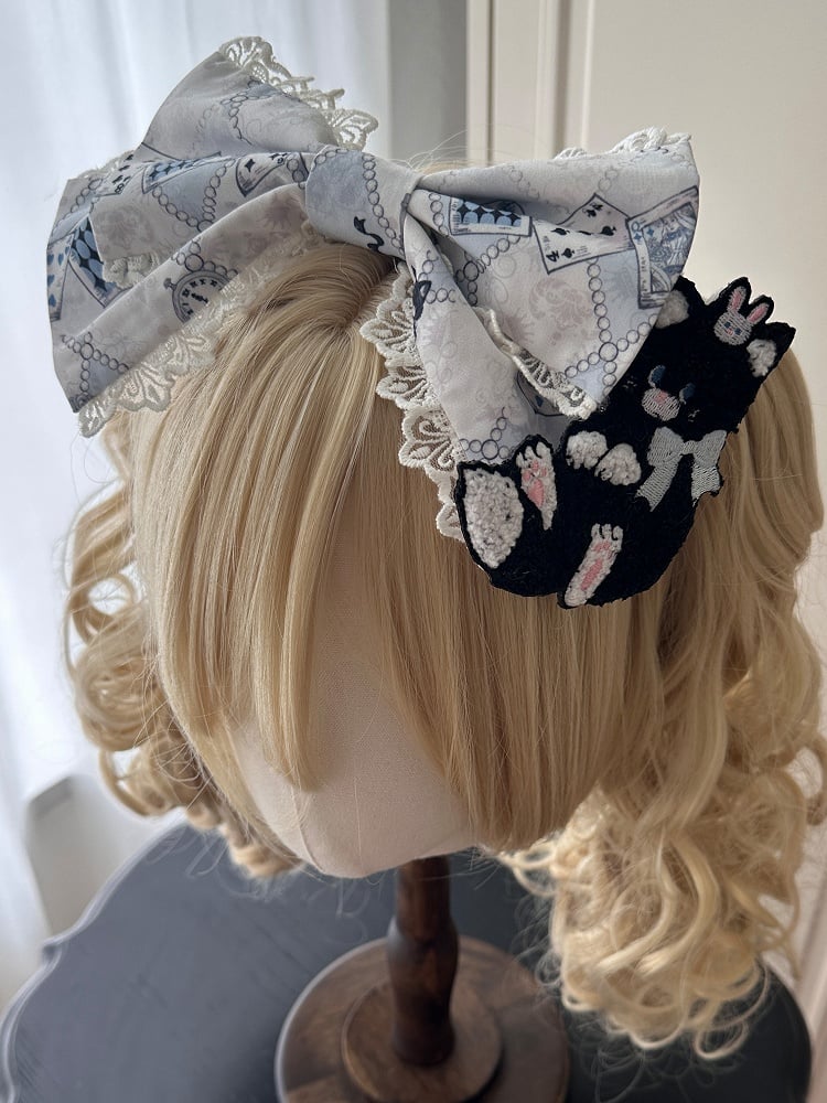 Kätzchen mit blauer KC-Brosche, Stickerei, Schleife