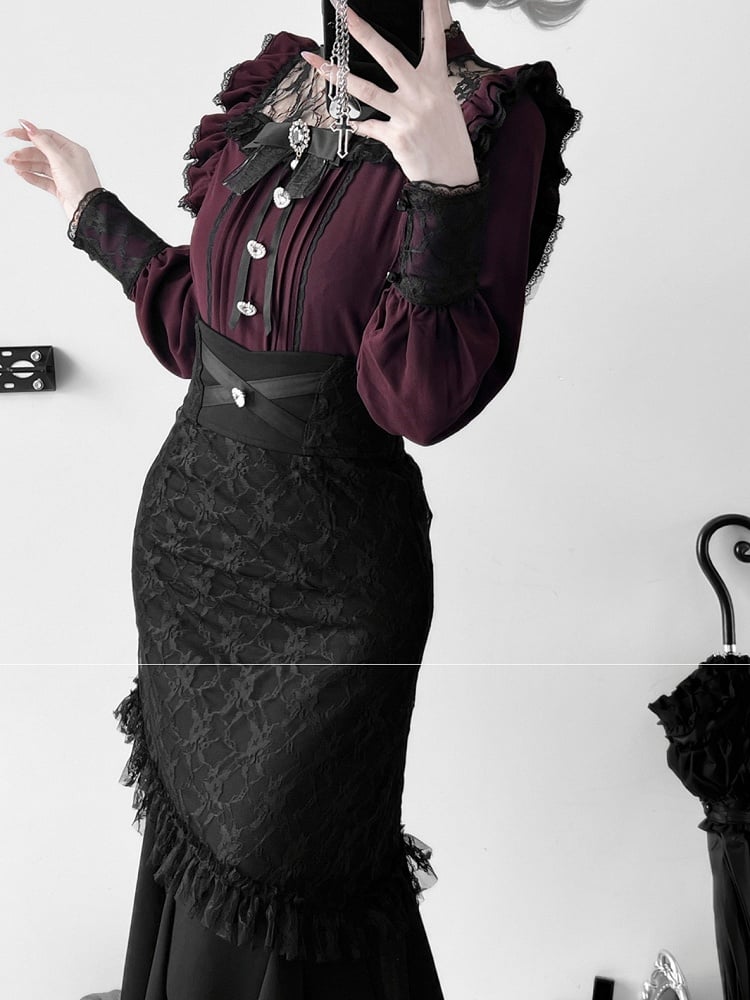 ワインレッドのイリュージョンネックライン、プリーツディテール、蝶ネクタイ付きジライケイブラウス