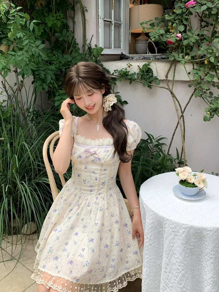 Mori Kei Blumenkleid Beige, quadratischer Ausschnitt und kurze Puffärmel