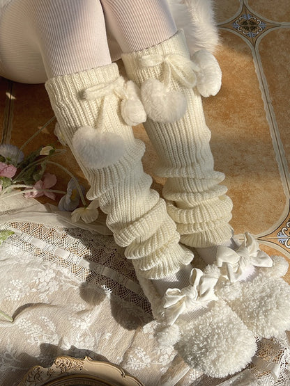 Weiße süße gestrickte Beinwärmer mit herzförmigen Pompons