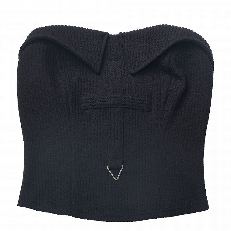 ブラックのポインテッドフラットカラーニットストラップレストップス