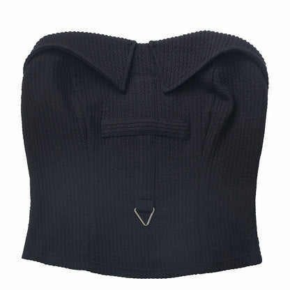 ブラックのポインテッドフラットカラーニットストラップレストップス