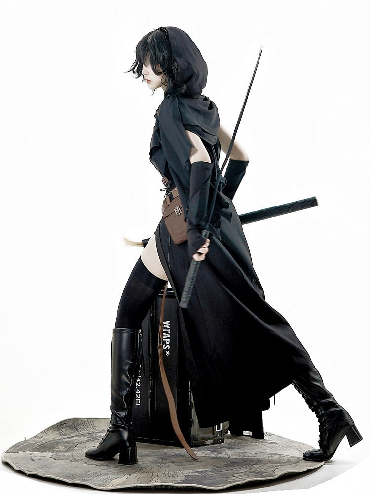 ショールグレードレス、袖あり、太もも丈、ノースリーブ、ベルト、スリット入り、ブラックショートパンツ、フード付き