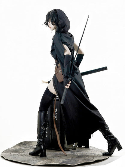 ショールグレードレス、袖あり、太もも丈、ノースリーブ、ベルト、スリット入り、ブラックショートパンツ、フード付き