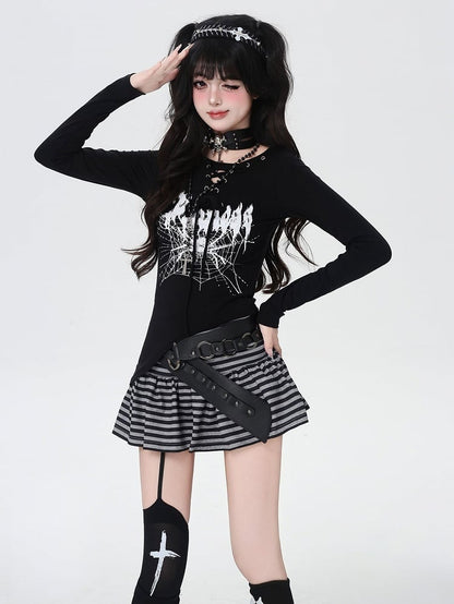 スパイダーウェブプリントのレースアップネックライン、アシンメトリーヘムのブラックトップス