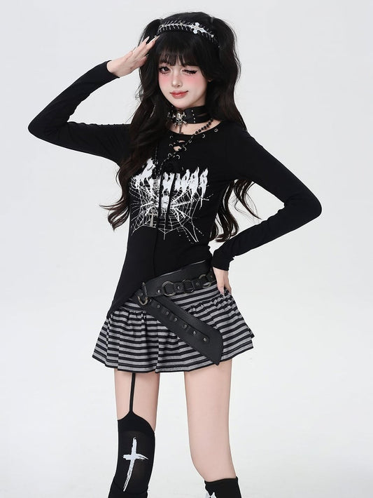 スパイダーウェブプリントのレースアップネックライン、アシンメトリーヘムのブラックトップス