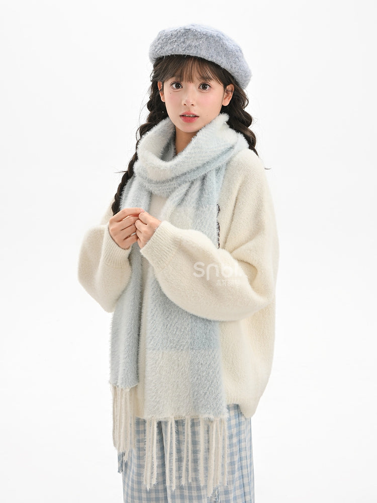 白いかわいい子犬柄のラウンドネックルーズセーター