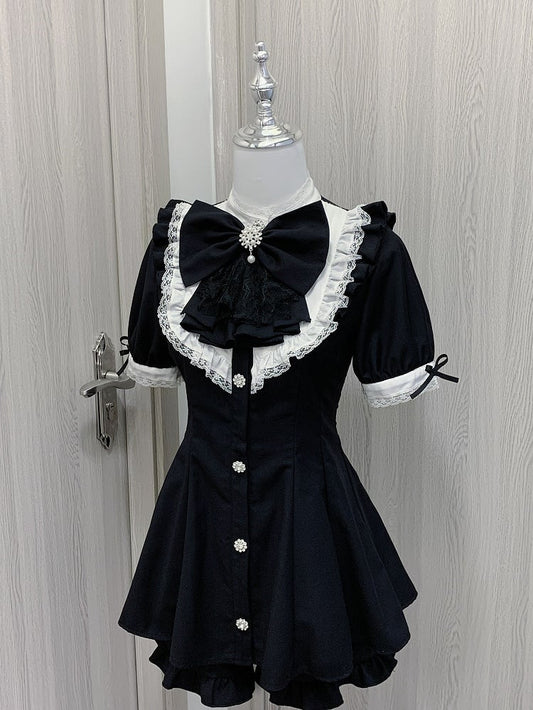 Kurzes großes Jirai Kei-Kleid in Schwarz mit abnehmbaren Ärmeln, Minikleid mit Jabot-Kragen und Schleife + Shorts