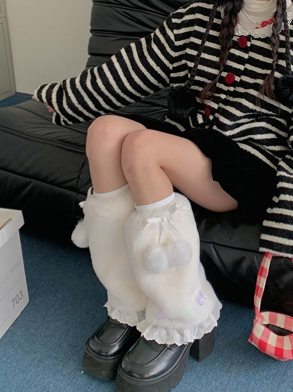 ホワイトのスイートな蝶結びレーストリムのプラッシュレッグウォーマー（ポンポン付き）