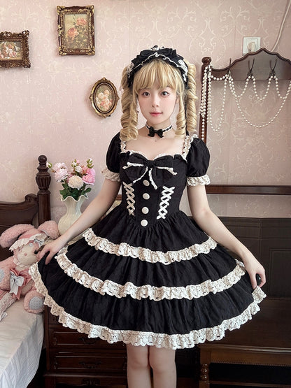 und Lolita-Taille, einteiliges Basken-Schulkleid aus Spitze, Beige, alter schwarzer Besatz