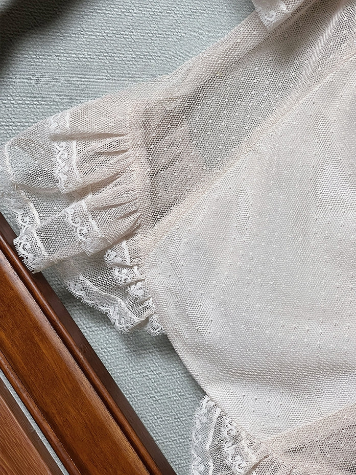 ベージュのスクエアネックライン半袖ブラウス