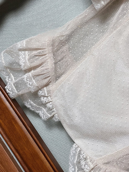 ベージュのスクエアネックライン半袖ブラウス