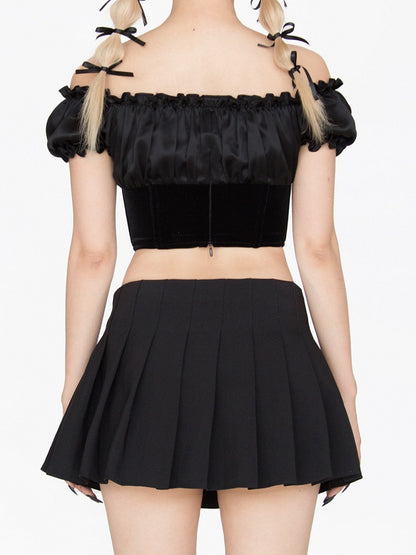 Schwarzes Top mit Rüschen, schulterfreiem Ausschnitt, abgerundetem Saum und Schleife