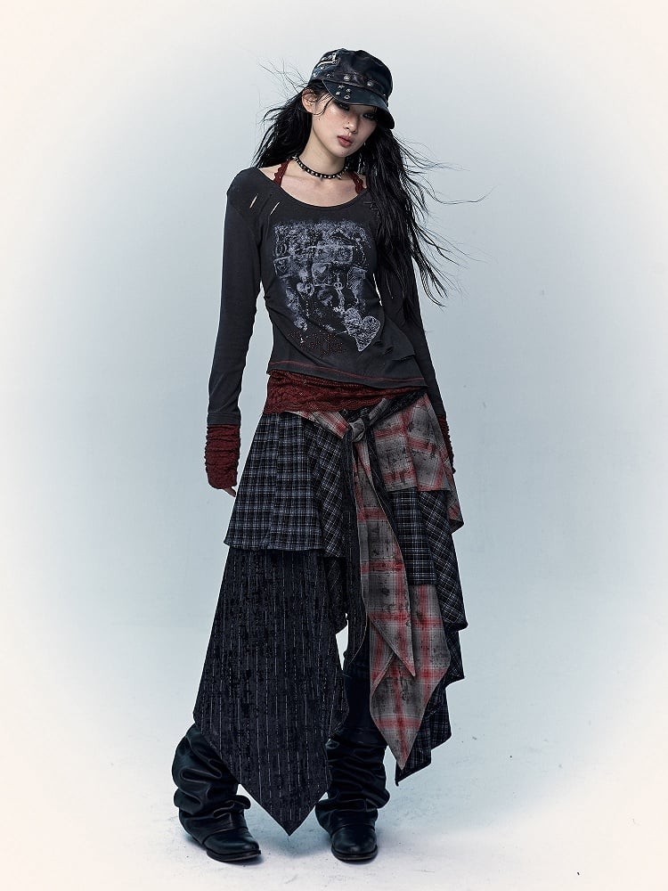 レースアップとダメージ加工の穴があいたグレー＆レッドのホルターネックトップス