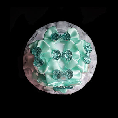 帽子の蝶結びで飾られたミニホワイトグリーン