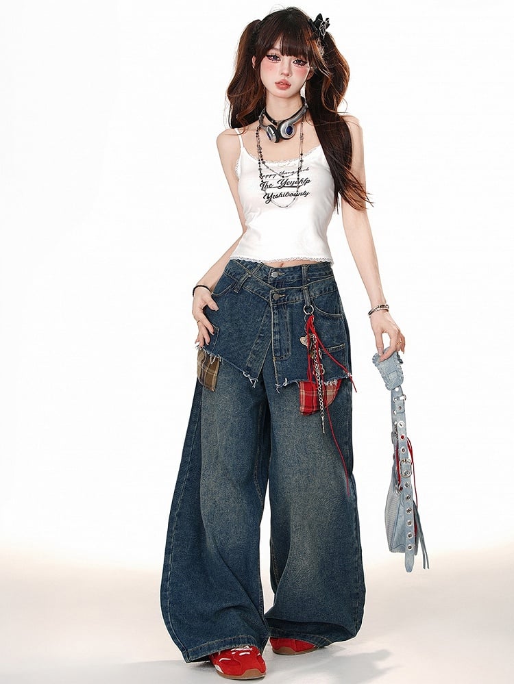 Camisole-Top mit Spitzenbesatz und weißen Buchstaben