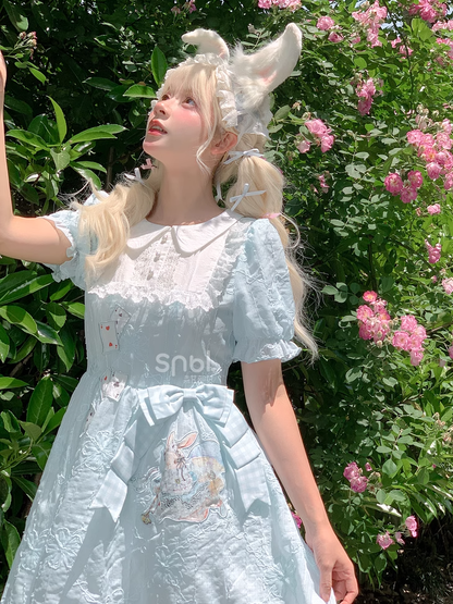 Besticktes blaues Kleid mit Puffärmeln in Wunderland-Vibes, Bunny Alice
