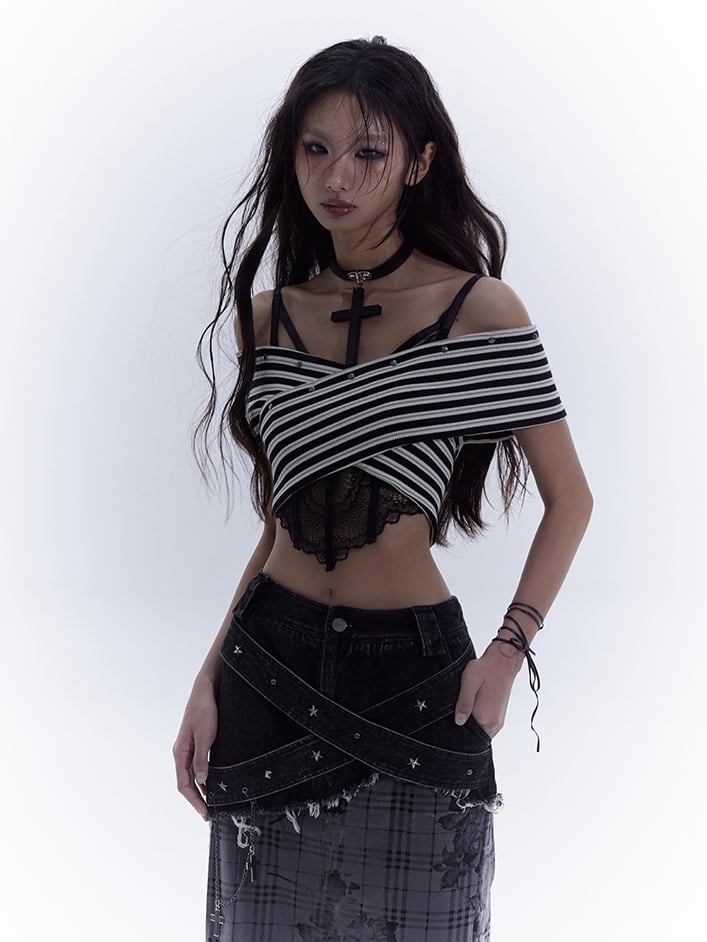 オフショルダーのホワイトネックラインのスタッズ付きストラップレストップ、ブラックストライプ