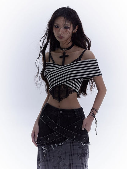 オフショルダーのホワイトネックラインのスタッズ付きストラップレストップ、ブラックストライプ