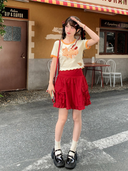 黄色の漫画動物プリントハートカットアウトショートバージョンTシャツ、アップルブローチ付き