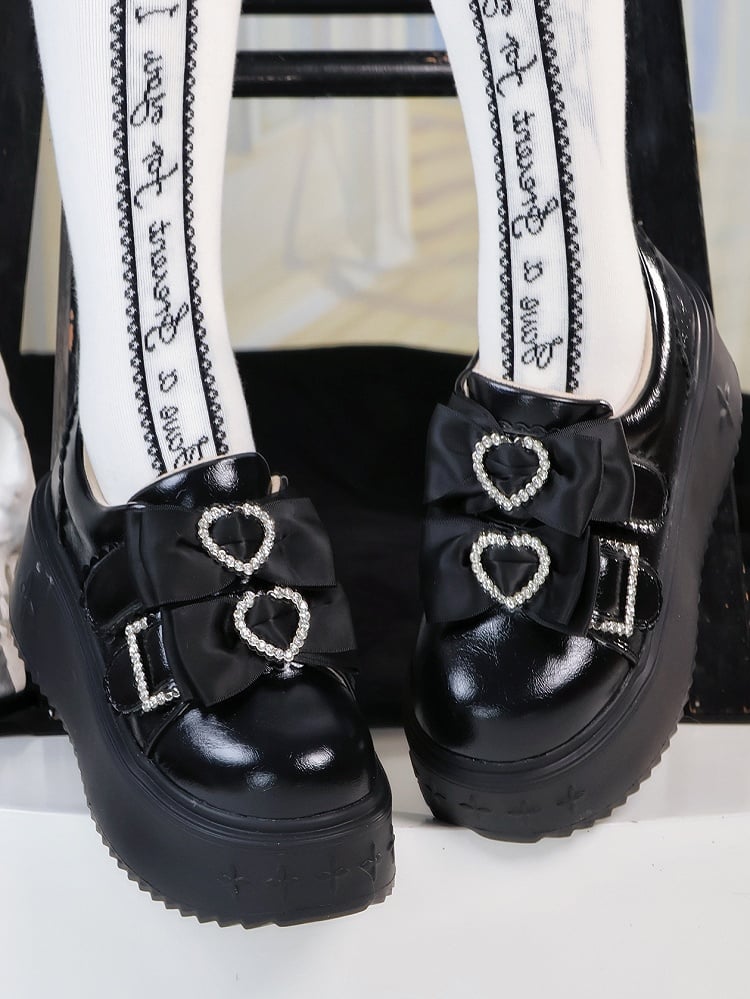 Dicke/normale Strass-Akzente, Kei-Dekor-Version mit Herz-Jirai-Schleifen-Plateaus in Slip-on-Schwarz