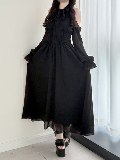 Langes schwarzes Taillenkleid mit gesmoktem Kei-Krawattenhals und ausgeschnittener Jirai-Schulter