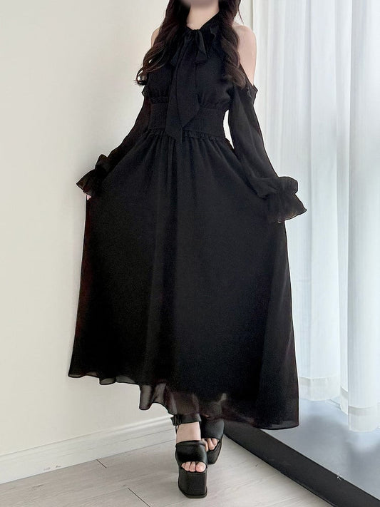 Langes schwarzes Taillenkleid mit gesmoktem Kei-Krawattenhals und ausgeschnittener Jirai-Schulter